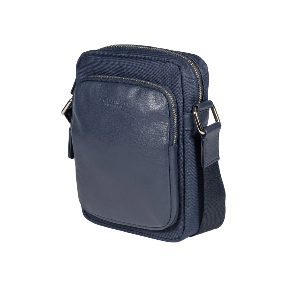 RB2002D | Nylon/Genuine Leather Shoulder Bag with a light grain. Zip closure and adjustable shoulder strap. Color: Blue. Dimensions: 15.5 x 21 x 7 cm. Packaging: Non-woven fabric bag.