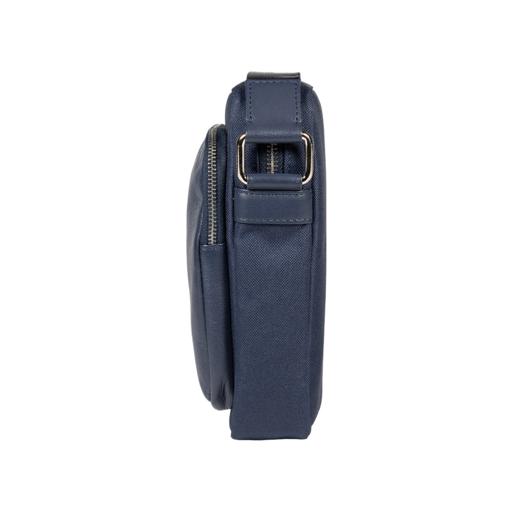 RB2002D | Nylon/Genuine Leather Shoulder Bag with a light grain. Zip closure and adjustable shoulder strap. Color: Blue. Dimensions: 15.5 x 21 x 7 cm. Packaging: Non-woven fabric bag.
